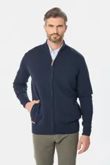 Campera tejida de algodón azul con cierre frontal y cuello alto. Corte clásico.