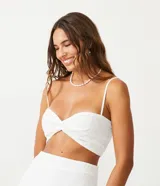 Blusa musculosa cropped blanca de laise texturizado con giro en el busto, tirantes finos ajustables y lastex en la espalda.