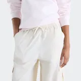 Pantalón cargo de corte amplio y tiro medio, color blanco, con cintura elástica ajustable mediante cordón y bolsillos laterales tipo cargo.