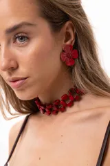 Choker de doble hilera compuesto por cuentas rectangulares de acrílico en color rojo con efecto veteado. Incluye cadena de acero quirúrgico para ajuste de largo.