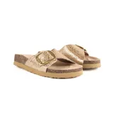 Sandalias marrones de cuero con suela tipo corcho y una tira ancha en el empeine con hebilla metálica grande.