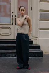 Top de punto sin mangas con cuello halter y hombros descubiertos, con terminaciones en tejido rib en cuello y ruedo.