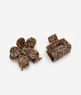 Kit de dos pinzas para el pelo con estampa animal print, compuesto por una pinza con forma de flor y una pinza geométrica rectangular.