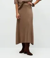 Pollera midi de corte evasé confeccionada en punto, con cintura elástica y caída fluida.