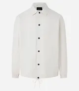 Campera color crema de poliéster con cuello inglés, abotonadura delantera con botón a presión, mangas largas con puño elástico, bajo elástico y cordón para ajustar.