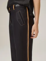 Pantalón de lino color beige, de corte recto y elegante, con bolsillos laterales.