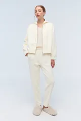 Campera deportiva con capucha confeccionada en tela elastizada texturada con diseño de flores.