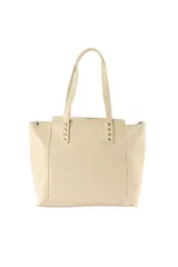 Cartera tipo tote bag de cuero sintético con relieve tipo cocodrilo, color bordó, con doble asa de hombro y detalles de tachas metálicas doradas en la base de las asas.