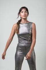 Top plateado brillante sin mangas, con cuello redondo y corte ajustado.