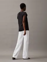 Blusa negra de satén brillante con cuello redondo y mangas cortas.