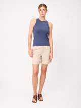 Musculosa de algodón peinado azul, confeccionada en punto sencillo con cuello redondo y diseño ajustado.