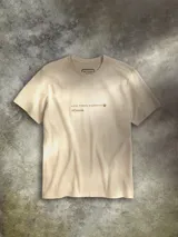 Remera de algodón color beige con cuello redondo y mangas cortas. Presenta un estampado frontal pequeño con el logo de Columbia y gráficos inspirados en Star Wars en Aurebesh.