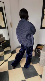 Campera acolchada color crudo con patrón de rombos, cuello alto y cierre frontal.