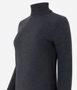 Vestido midi de corte recto y tejido rib, con cuello alto y mangas largas. Presenta un diseño minimalista y ajustado al cuerpo.