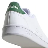 Championes urbanos Adidas modelo Advantage, color blanco con detalles en verde en la lengüeta y el talón. Presentan perforaciones laterales que forman las tres bandas características de la marca y suela de goma blanca.