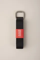 Cinturón negro de tela con hebilla doble cuadrada metálica.