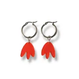 Par de aros plateados de acero quirúrgico hipoalergénico con dije colgante abstracto color naranja.