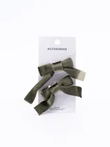 Set de dos broches para el pelo con forma de moño de terciopelo color rosa.