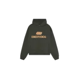 Hoodie oversized color verde militar de la marca Eme Studios, con capucha, bolsillo frontal tipo canguro y estampa frontal con diseño y texto en tono salmón.