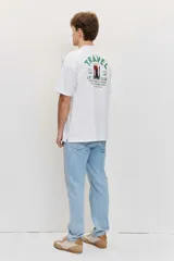 Remera blanca de algodón con cuello redondo, manga corta y pequeño estampado en el pecho.