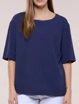 Blusa de algodón azul marino, con cuello redondo, mangas cortas amplias y detalle de botones en el lateral.