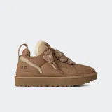 Championes UGG modelo Lo Lowmel, color marrón, con diseño de perfil bajo. Combinan gamuza auténtica y malla de lona balística reciclada, con interior forrado en piel sintética y cordones anchos estampados.
