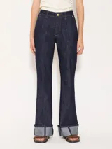 Jeans Luca Tailored de silueta oxford y tiro medio, confeccionado en denim irregular sin lycra. La botamanga viene terminada con doblez.