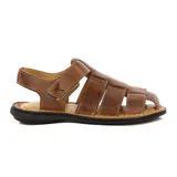 Sandalias franciscanas de cuero color sésamo para hombre, con múltiples tiras y ajuste con velcro.