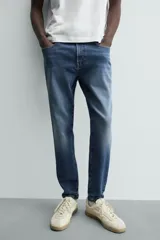 Jeans skinny cropped fit de corte ajustado y tiro medio, con diseño de cinco bolsillos y efecto lavado.