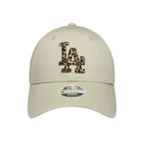 Gorra New Era modelo 9Forty de color beige con diseño estructurado, visera curva y tira ajustable en la parte trasera. Cuenta con el logotipo de los Los Angeles Dodgers bordado en el frente con estampado animal print tipo leopardo y el flag de New Era bordado en el lateral.