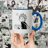 Taza blanca con asa y borde interior azul, decorada con un dibujo de Hinata Shoyo, personaje del anime Haikyu!.