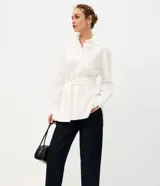 Pantalón de jean con corte new carrot, de cintura alta y estructura firme. Presenta un diseño holgado en la cadera que se estrecha hacia el bajo, con bolsillos funcionales y cierre frontal con botón y cremallera.