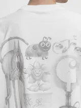 Remera de manga corta en color blanco, con corte holgado y cuello redondo. Presenta un pequeño estampado con el logo de la marca en el pecho.