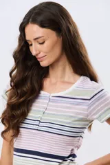 Remera de manga corta con diseño de rayas horizontales en tonos rosado, verde, celeste y azul marino. Cuenta con cuello redondo y una pequeña botonera frontal con tres botones.