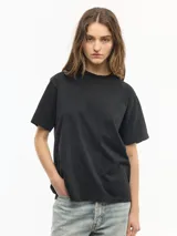 Remera manga corta de cuello redondo en jersey de algodón, de calce regular y largo a la cadera.