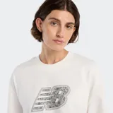 Remera de corte crop y mangas cortas, confeccionada en tejido de punto de algodón suave. Presenta un estampado gráfico frontal con el logo de la marca en diseño de encaje.