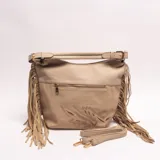 Cartera tipo hobo color beige con flecos laterales, detalle de bordado en la parte inferior frontal y bolsillo trasero con cierre. Cuenta con asa corta de hombro y correa extraíble.