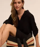 Vestido corto negro de viscosa con cuello solapa y mangas 3/4.