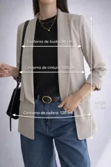 Blazer sastrero de corte clásico con solapas frontales y bolsillos con solapa. Presenta mangas largas con puños vueltos y un diseño forrado que ofrece una caída estructurada y elegante.