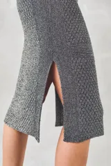 Vestido midi tejido con lurex, color gris oscuro, con escote en V y mangas cortas.