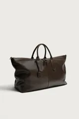 Bolso shopper de hombro fabricado en piel con acabado abatanado. Cuenta con compartimento principal con cierre de cremallera, interior con bolsillo plano y bolsillo con cierre. Incluye dos asas de mano, asa de hombro y detalle de llavero colgante.