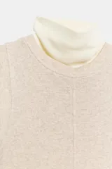 Camiseta combinada de algodón en color beige melange, sin mangas y con cuello subido en color blanco rotundo.