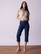 Pantalón capri blanco de algodón denim con pretina ancha elastizada, bolsillos delanteros simulados y bolsillos traseros aplicados.