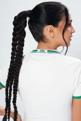 Chomba corta blanca con detalles en verde en cuello y mangas.