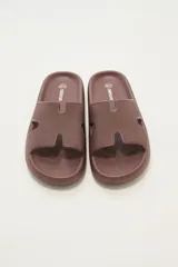 Sandalias marrones con textura, de la marca Randu.