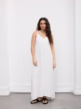 Vestido largo celeste con sutiles rayas verticales, de corte recto y holgado, con tirantes finos y escote en V.