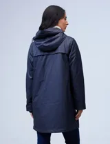 Gabardina impermeable azul marino, marca Weatherproof, con cierre central, bolsillos delanteros, capucha fija y forro interno.