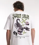 Remera de corte relajado, confeccionada en algodón, con cuello redondo y manga corta. Presenta un estampado frontal con la inscripción 'Sweet Dream' en estilo gótico y un estampado de escorpión en la espalda.