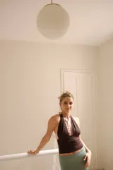 Collar largo de diseño artesanal compuesto por piezas irregulares de alpaca maciza unidas por eslabones, montado sobre un cordón de algodón natural con sistema de nudo corredizo ajustable.