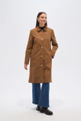 Abrigo tipo gabardina o trinchera de largo medio, color camel, con cuello camisero y cierre frontal de botones dorados. Presenta un corte recto y holgado.